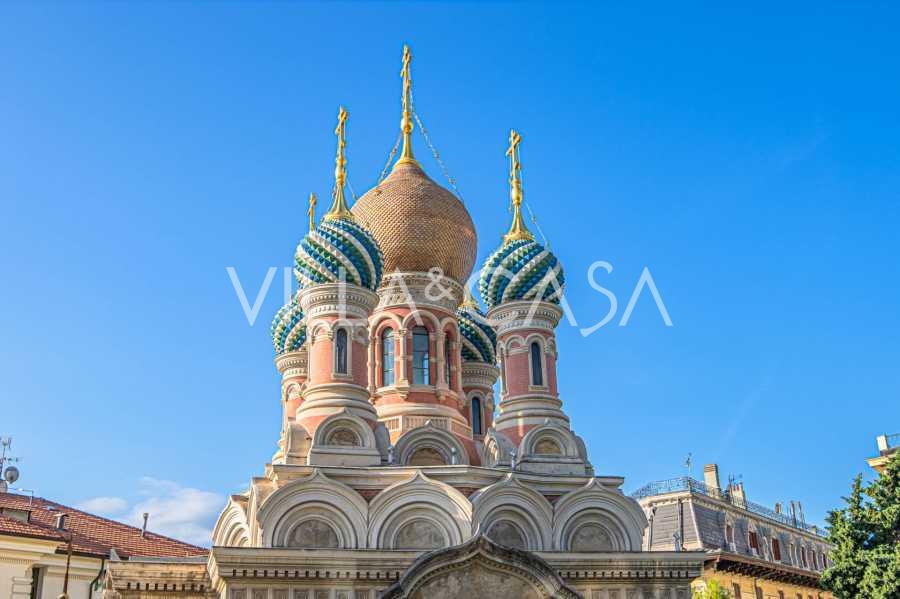 Центральная квартира в Санремо рядом с морем переведена на иврит как דירה מרכזית בסן רמו ליד הים.