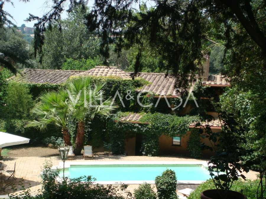 Историческая вилла в аренду в престижной резиденции в Риме

וילה היסטורית להשכרה במתחם יוקרתי ברומא