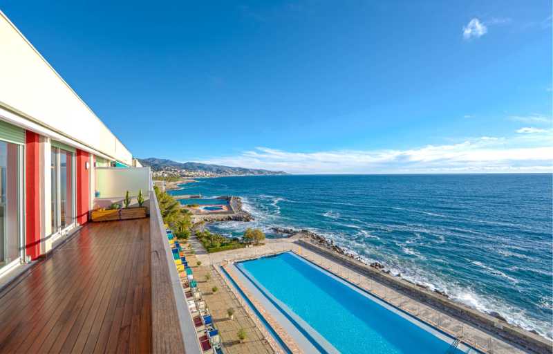 Апартаменты на побережье в Капо Неро, Санремо переводится на иврит как דירות על החוף בקאפו נרו, סן רמו.