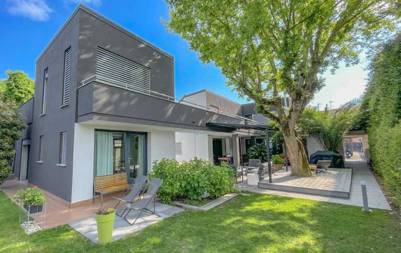 Феррара: дом с бассейном