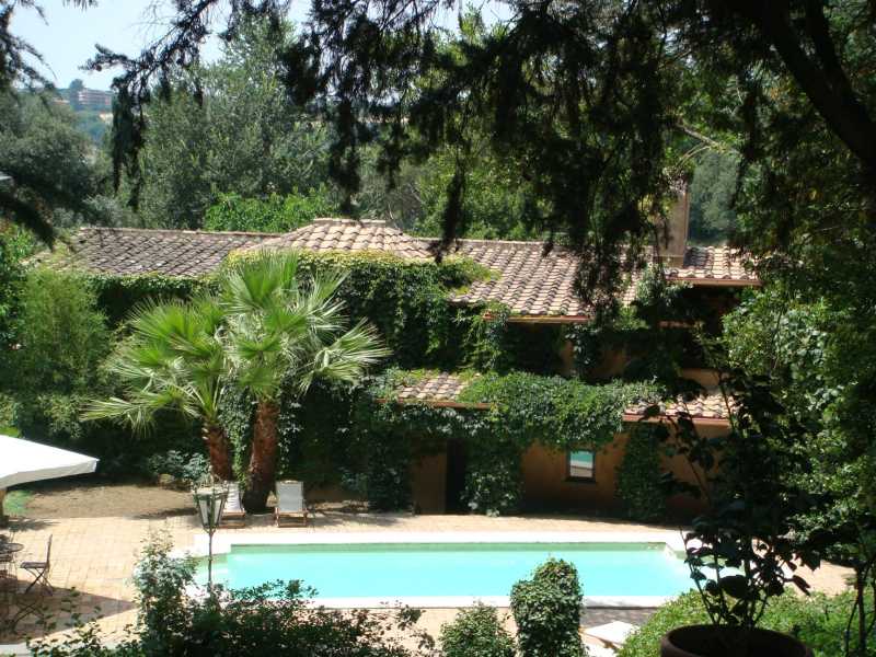 Историческая вилла в аренду в престижной резиденции в Риме

וילה היסטורית להשכרה במתחם יוקרתי ברומא